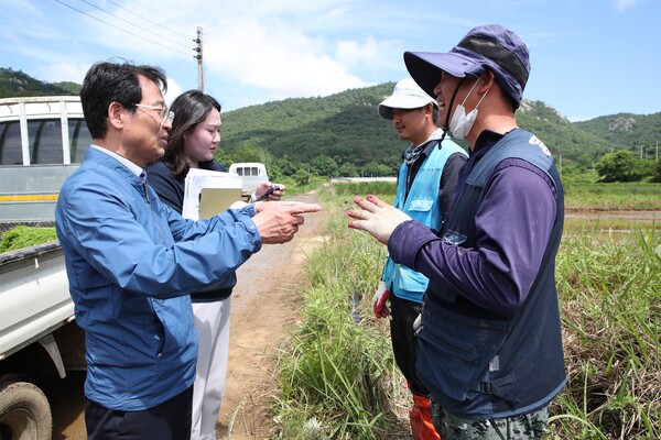 강진원 강진군수가 외국인 투입 영농 현장 찾아 타국 생활을 격려하고 있다.(사진=강진군)
