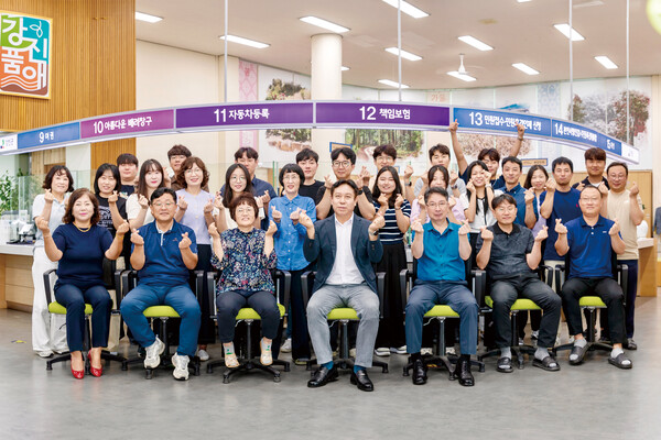 강진군청 민원봉사과의 김동진 민원봉사과장과 민원팀, 복합민원팀, 건축팀, 지적팀, 토지관리팀, 지적재조사팀 구성원들 (사진=강진군)