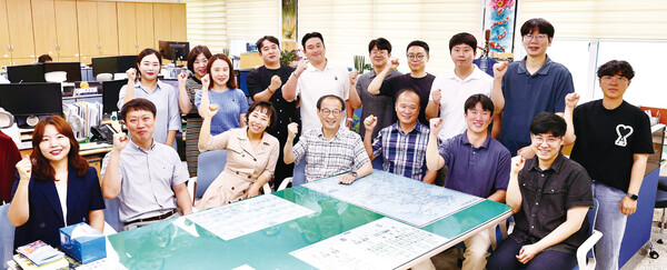 강진군청 총무과 최치현 과장과 직원들이 파이팅을 외치고 있다. (사진=강진군)