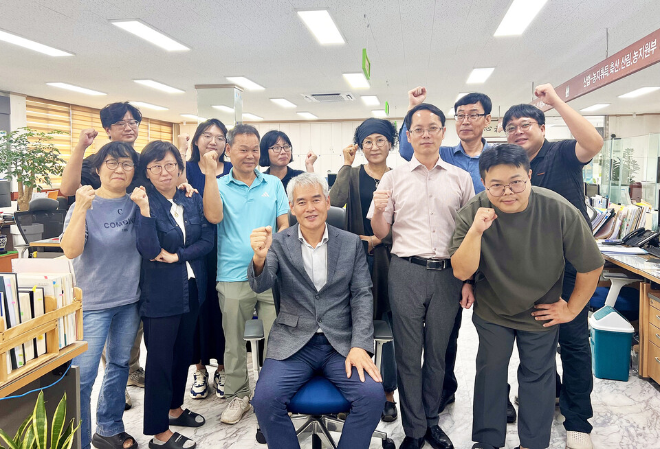 강진군 신전면 직원들이 파이팅을 하고 있다.(사진=강진군 신전면)