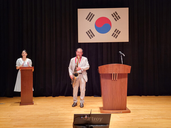 강진투데이 김덕남 사회부 기자가 강진투데이 창간식 행사에 앞서 식전행사 공연으로 색소폰 연주를 펼치고 있다.(사진=김필수 기자) 