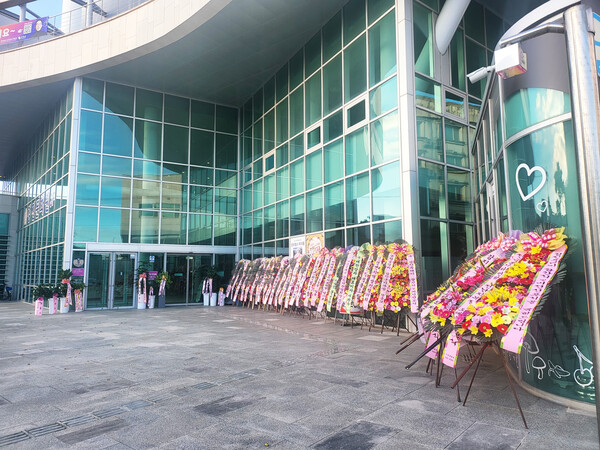지난 10일 강진아트홀에서 열린 ‘강진투데이 창간식 및 비전선포식’에 각계각층에서 축화 화환을 보내왔다. (사진=김필수 기자)