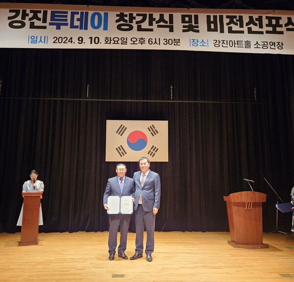 이범용(사진 오른쪽) 대표이사가 김필수(사진 왼쪽) 편집국장에게 임명장을 수여하고 기념촬영을 하고 있다.(사진=김덕남 기자)