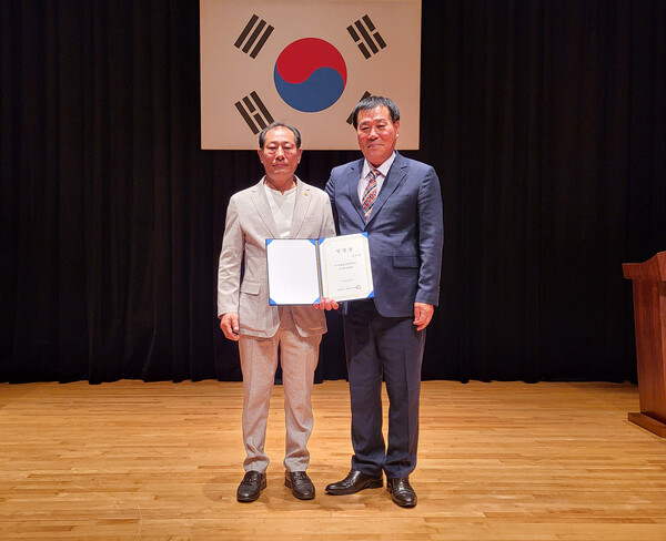 이범용(사진 오른쪽) 대표이사가 김덕남(사진 왼쪽) 사회부 기자에게 임명장을 수여하고 기념촬영을 하고 있다.(사진=김필수 기자) 