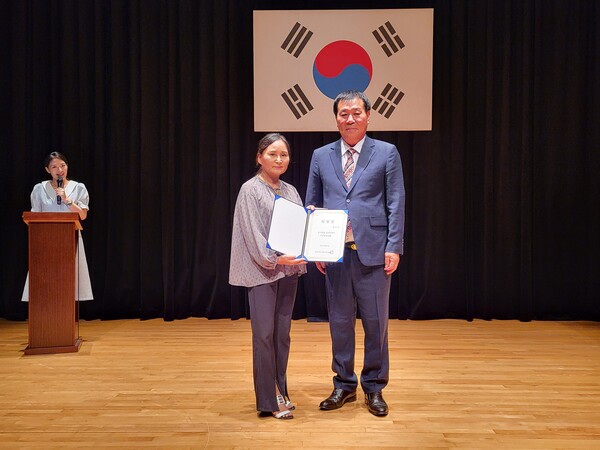 이범용(사진 오른쪽) 대표이사가 엄미자(사진 왼쪽) 사회부 기자에게 임명장을 수여하고 기념촬영을 하고 있다.(사진=김필수 기자)