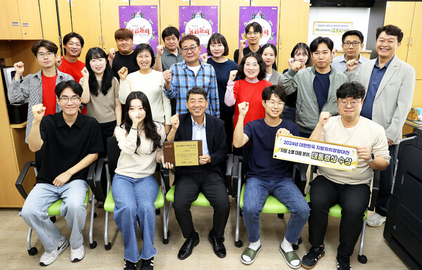 강진군청 인구정책과 임성수 과장과 직원들이 파이팅을 하고 있다. (사진=강진군)