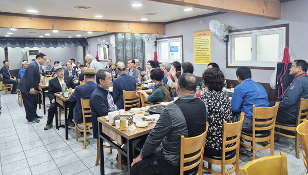 한국효도회 강진지역회가 지역 어르신들을 모시고 식사를 대접하고 있다. (사진=강진군)