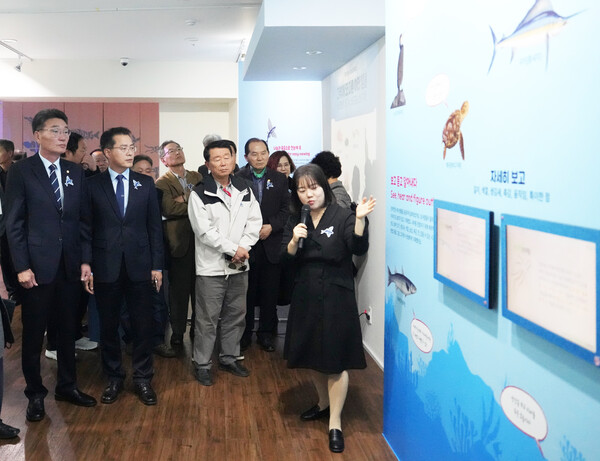 강진군 다산박물관이 지난 14일 특별전 ‘그림으로 다시 쓰는 자산어보’ 개막식을 가졌다.(사진=강진군)