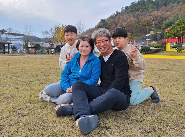 표세진 사무장과 김영신 센터장 부부가 농촌유학생들과 함께 한 모습 (사진=강진군)
