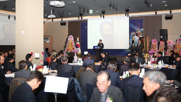 11일 서울 웨딩그룹위더스에서 열린 재경강진군향우회 정기총회 및 회장 이·취임식에서 강진원 강진군수가 축사를 하고 있다. (사진=강진군)