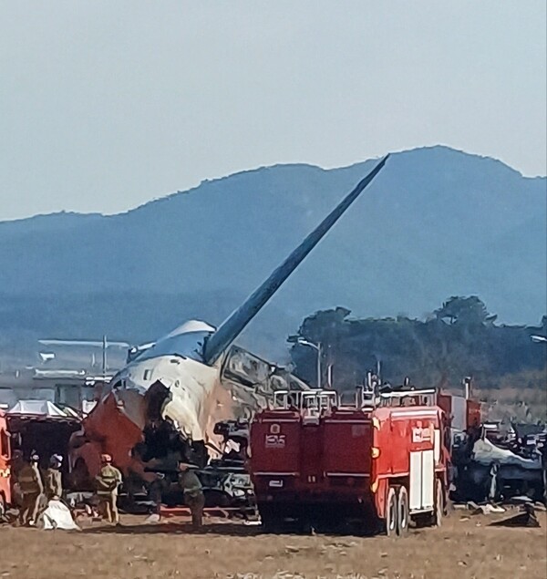 29일 오전 9시경 전남 무안국제공항에서 탑승객 181명을 태운 여객기가 사고로 동체 착륙 중 공항 담장과 부딪히는 대형사고가 발생해 구조요원들이 구조에 나서고 있다/사진=이범용 기자