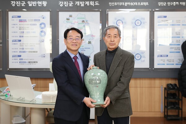 강진군민장학재단 이사장인 강진원 강진군수가 오선옥 이사에게 감사패를 전달하고 있다. (사진=강진군)