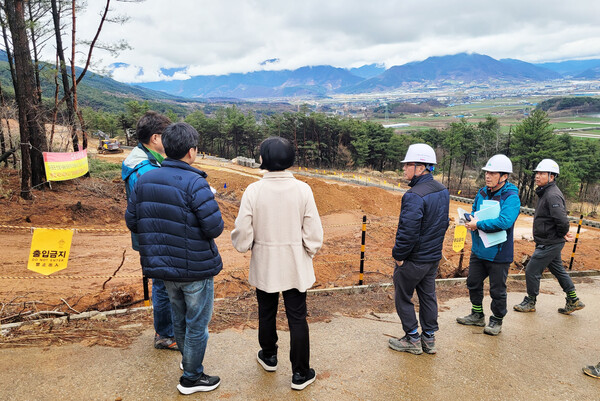 해빙기 취약시설 안전 점검을 실시하는 모습 (사진=전라남도)