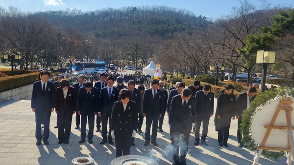 고광완 행정부시장 등 광주광역시 대표단이 28일 대구 두류공원 2·28민주운동 기념탑을 찾아 헌화·참배하고 있다. (사진=광주광역시)