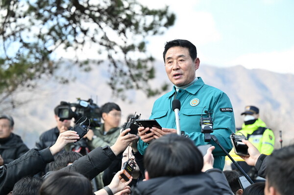 백영현 포천시장이 6일 공군 전투기 폭탄 오발 사고 현장인 포천시 이동면 노곡리에서 기자회견을 하고 있다. (사진=포천시)