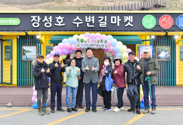 장성군이 지역 생산 농특산물을 합리적인 가 격에 구입할 수 있는 ‘장성호 수변길마켓’을 8일 개장했다. (사진=장성군)