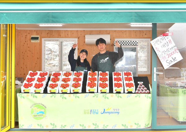 장성군이 지역 생산 농특산물을 합리적인 가 격에 구입할 수 있는 ‘장성호 수변길마켓’을 8일 개장했다. (사진=장성군)
