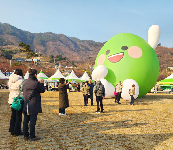 광양시, ‘제24회 광양매화축제’ 깜찍한 캐릭터 ‘매돌이’ 인기 폭발 (사진=광양시)