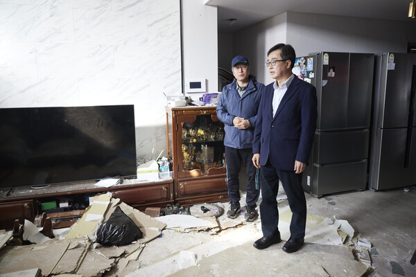 김동연 경기도지사가 13일 포천 노곡리 오폭사고 현장을 6일 만에 다시 찾아 수습상황을 점검하고 있다.(사진=경기도)