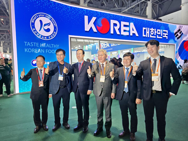 이상익 함평군수를 비롯한 공직자들이 지난 25일부터 중국 청두에서 개최된 ‘국제식음료전시회’에 참가해 함평 농특산물의 우수성을 알리고, 해외 바이어들과의 수출 협약 체결을 위해 적극적인 행보에 나섰다.(사진=함평군)