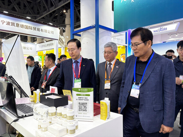 이상익 함평군수를 비롯한 공직자들이 지난 25일부터 중국 청두에서 개최된 ‘국제식음료전시회’에 참가해 함평 농특산물의 우수성을 알리고, 해외 바이어들과의 수출 협약 체결을 위해 적극적인 행보에 나섰다.(사진=함평군)
