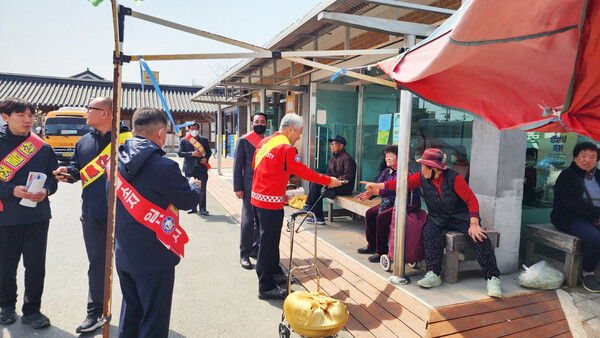 강진군이 강진군산림조합과 함께 산불예방 캠페인을 펼치고 있다.(사진=강진군)
