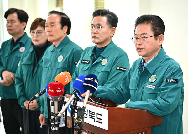 현장지휘소를 방문해 산불 대응 상황을 점검하고 있는 이철우 경북도지사 (사진=경상북도)