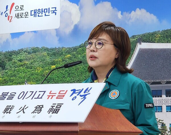 양금희 경상북도 경제부지사가 7일 도청 브리핑룸에서 ‘초대형 산불극복 경제산업 재창조 2초 프로젝트’ 관련 언론브리핑을 하고 있다.(사진=경상북도)
