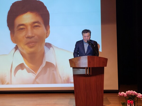 ▲합수 윤한봉 계승사업회는 22일 강진아트홀 2층 소공연장에서 창립총회 및 출범식을 개최한 가운데 이범용 상임대표가 인사말을 하고 있다(사진=김덕남 기자)