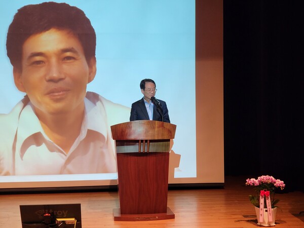 ▲합수 윤한봉 계승사업회는 22일 강진아트홀 2층 소공연장에서 창립총회 및 출범식을 개최한 가운데 강진원 강진군수가 축사를 하고 있다(사진=김덕남 기자)