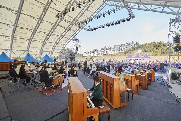 신안군민과 피아노섬 축제를 찾아온 방문객 등 2천여 명이 공연을 즐겼다.(사진=신안군)