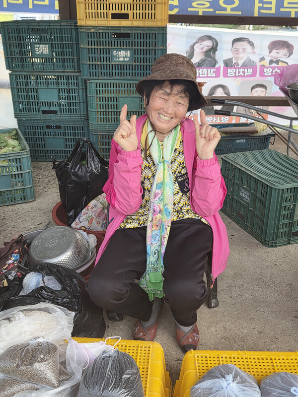 밝게 웃고 있는 윤순덕 어르신. 건강한 모습으로 손님들을 따뜻하게 맞이하고 있다. (사진=강진군)