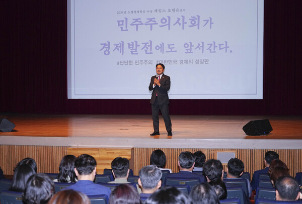 강기정 광주광역시장이 8일 시청 대회의실에서 열린 ‘5월 정례조회’에 참석해 45주년 5·18 기념행사 추진 방향과 가치, 투표의 중요성 등을 주제로 메시지를 전달하고 있다.(사진=광주광역시)