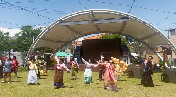‘조만간’ 프로젝트의 하나인 ‘장사의 법칙’ 공연 모습 (사진=강진군)