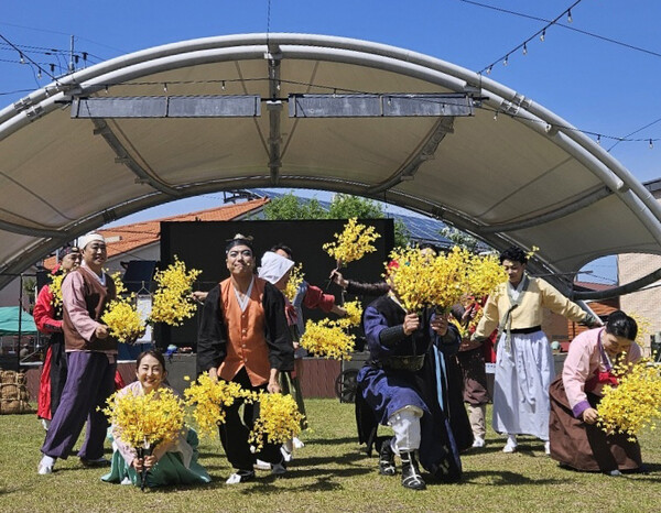 ‘조만간’ 프로젝트의 하나인 ‘장사의 법칙’ 공연 모습 (사진=강진군)