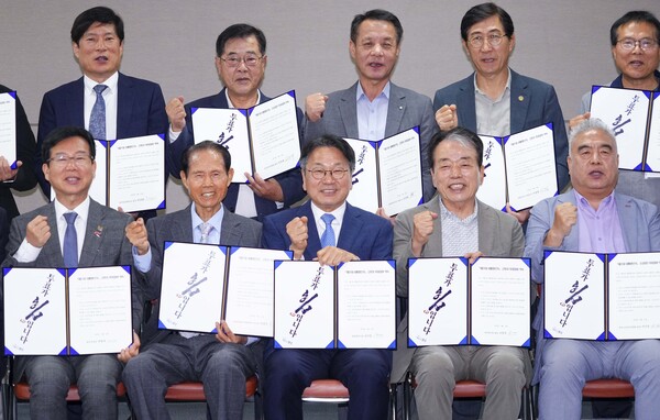 강기정 광주광역시장이 13일 광산구 하남근로자종합복지관에서 열린 '근로자·소상공인 투표참여 보장약속' 행사에서 참석자들과 서명을 한 뒤 기념촬영을 하고 있다.(사진=광주광역시)