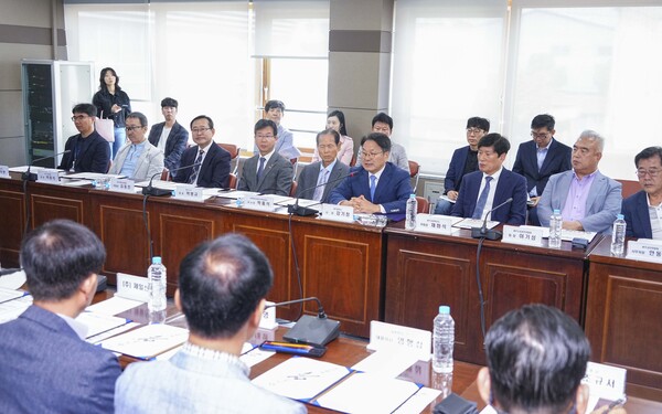 강기정 광주광역시장이 13일 오전 광산구 하남근로자종합복지관에서 열린 '근로자·소상공인 투표참여 보장약속' 행사에 참석해 인사말을 하고 있다.(사진=광주광역시)