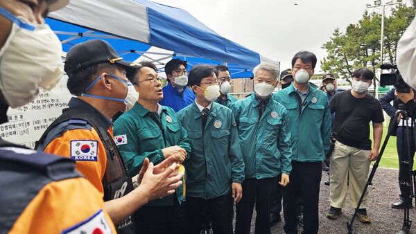 강기정 광주광역시장이 지난 17일 광산구 소촌동 금호타이어 광주공장 화재현장을 찾아 화재진압 과 피해상황 등을 점검하고 있다.(사진=광주광역시)