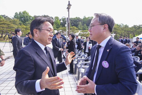 강기정 광주광역시장이 지난 18일 오전 북구 운정동 국립5·18민주묘지에서 열린 제45주년 5·18민주화운동 기념식에 참석해 고기동 행정안전부 장관 직무대행과 금호타이어 광주공장 화재와 관련해 대화하고 있다.(사진=광주광역시)