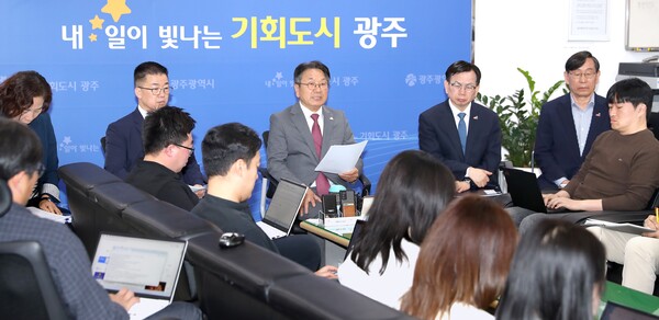 강기정 광주광역시장이 19일 오전 시청 5층 기자실에서 출입기자들과 차담회를 갖고 금호타이어 광주공장 화재 대응 등에 대해 설명하고 있다.(사진=광주광역시)