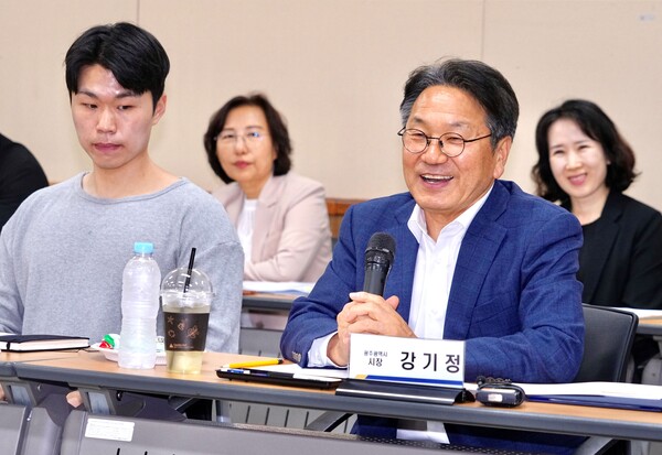 강기정 광주광역시장이 19일 동구 동명동 I-PLEX(아이플렉스)에서 열린 ‘제21대 대통령선거 중소·청년창업기업 투표참여 약속’ 행사에 참석, 아이플렉스 입주 기업 대표들과 근로자 투표권 보장 등과 관련해 이야기를 나누고 있다.(사진=광주광역시)