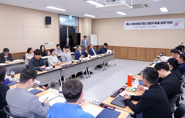 강기정 광주광역시장이 19일 동구 동명동 I-PLEX(아이플렉스)에서 열린 ‘제21대 대통령선거 중소·청년창업기업 투표참여 약속’ 행사에 참석, 아이플렉스 입주 기업 대표들과 근로자 투표권 보장 등과 관련해 이야기를 나누고 있다.(사진=광주광역시)