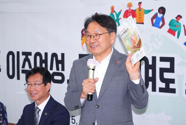 강기정 광주광역시장이 22일 광산구 가족센터에서 열린 ‘광주 이주여성 투표 참여 캠페인’에 참석해 적극적인 투표 참여를 독려하고 있다.(사진=광주광역시)