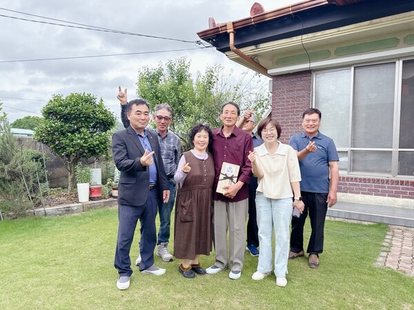 21일 부부의 날을 맞아 작천초등학교 제45회 동창회가 작천면 잉꼬부부를 위해 반상기를 기탁했다.(사진=강진군)