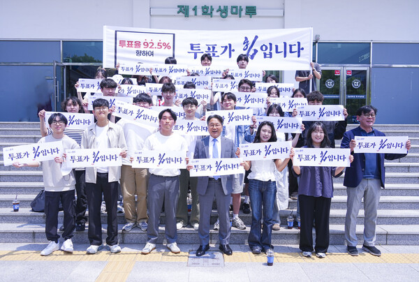 강기정 광주광역시장이 29일 북구 전남대학교를 방문해 제1학생마루에서 학생들과 점심을 함께 먹으며 제21대 대통령선거 투표참여를 독려한 뒤 기념촬영을 하고 있다.(사진=광주광역시)