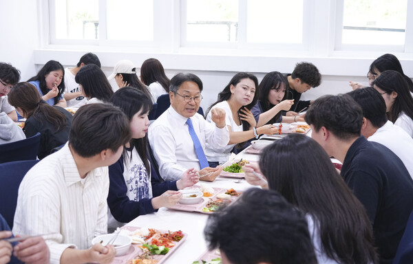 강기정 광주광역시장이 29일 북구 전남대학교를 방문해 제1학생마루에서 학생들과 점심을 함께 먹으며 제21대 대통령선거 투표참여를 독려하고 있다. (사진=광주광역시)