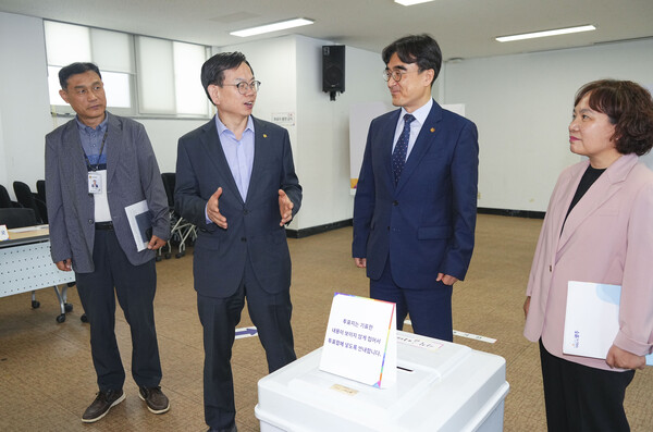 고광완 광주광역시 행정부시장이 제21대 대통령 선거를 하루 앞둔 2일 남구 사직동 행정복지센터에 마련된 사직동 제1투표소를 찾아 투표소 접근성 확보, 투표소 설치상황 등을 점검하고 있다.(사진=광주광역시)