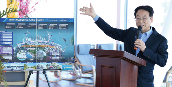 강진원 강진군수가 정부의 국가어항조성사업 현장 설명회에서 평가위원들을 대상으로 사업의 당위성을 설명하고 있다. (사진=강진군)