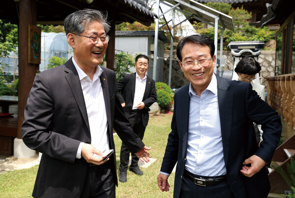 강진원 강진군수가 지방소멸 대응 우수사례 현장 확인을 위해 방문한 정선용 한국지방공제회 이사장과 대화중 활짝 웃고 있다. (사진=강진군)