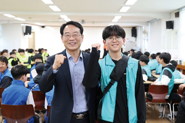 강진원 강진군수가 전액 군비로 해외문화탐방을 떠나는 강진중을 찾아 격려하고 있다. (사진=강진군)